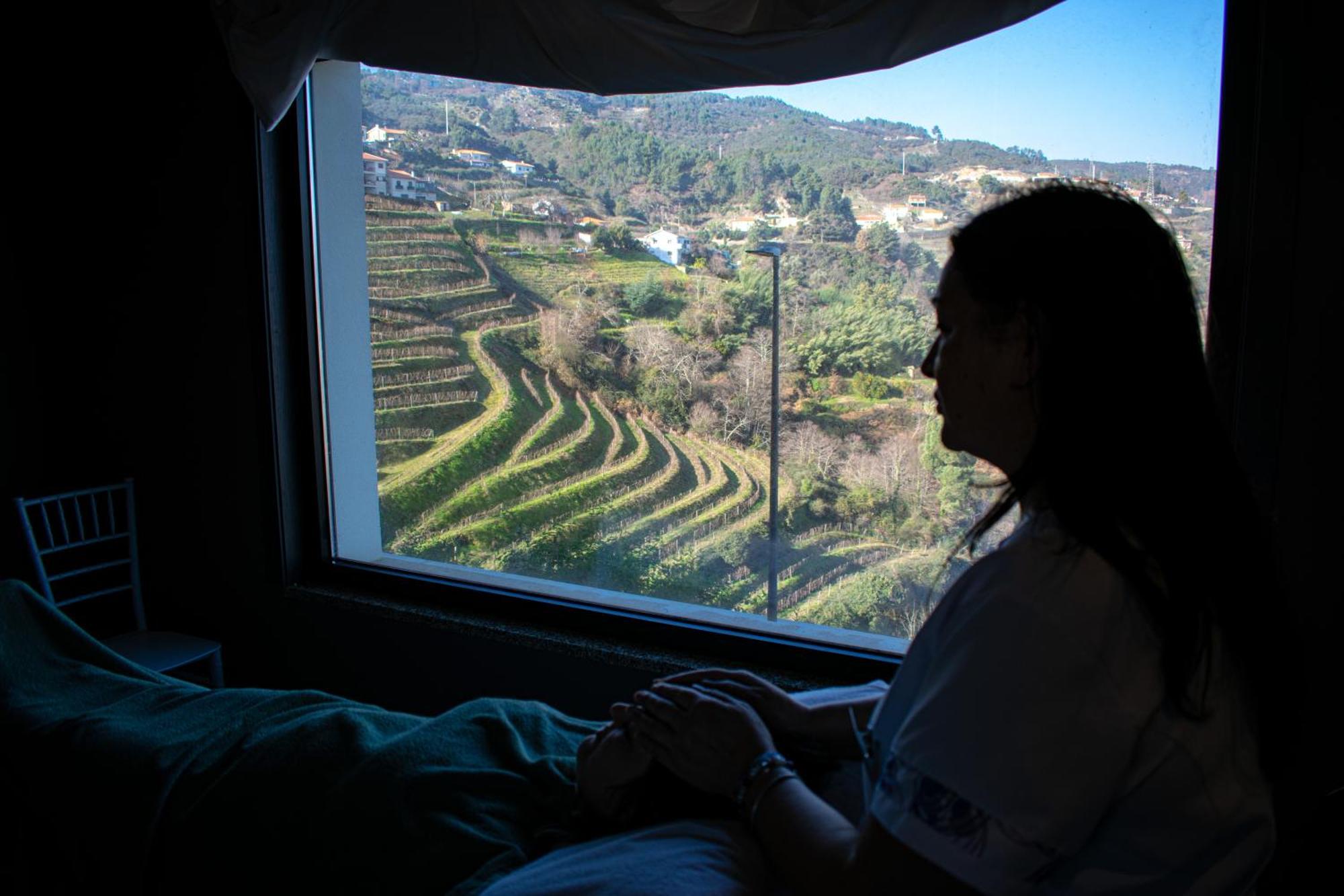 Mw Douro Wine & Spa Santa Marta de Penaguião 外观 照片 A woman looking out of a window