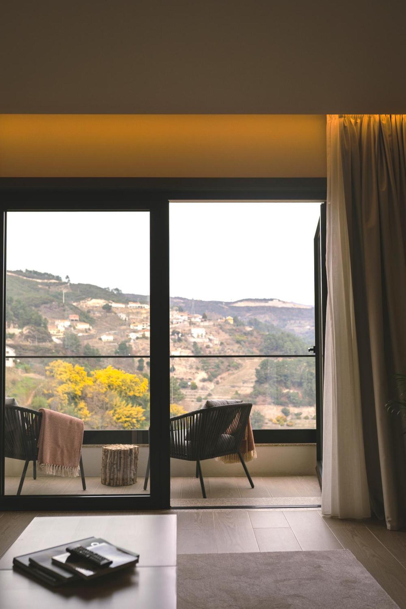 Mw Douro Wine & Spa Santa Marta de Penaguião 外观 照片 View of the village from the hotel