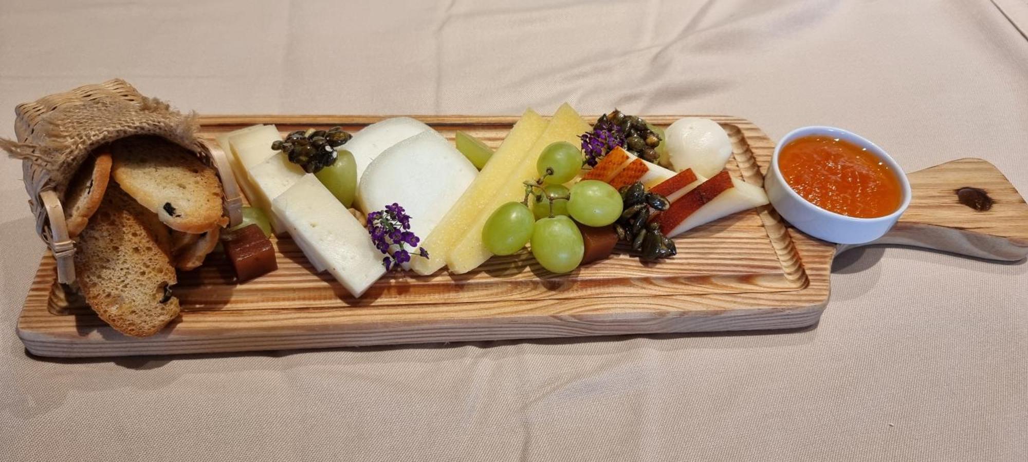 Mw Douro Wine & Spa Santa Marta de Penaguião 外观 照片 Cheese platter